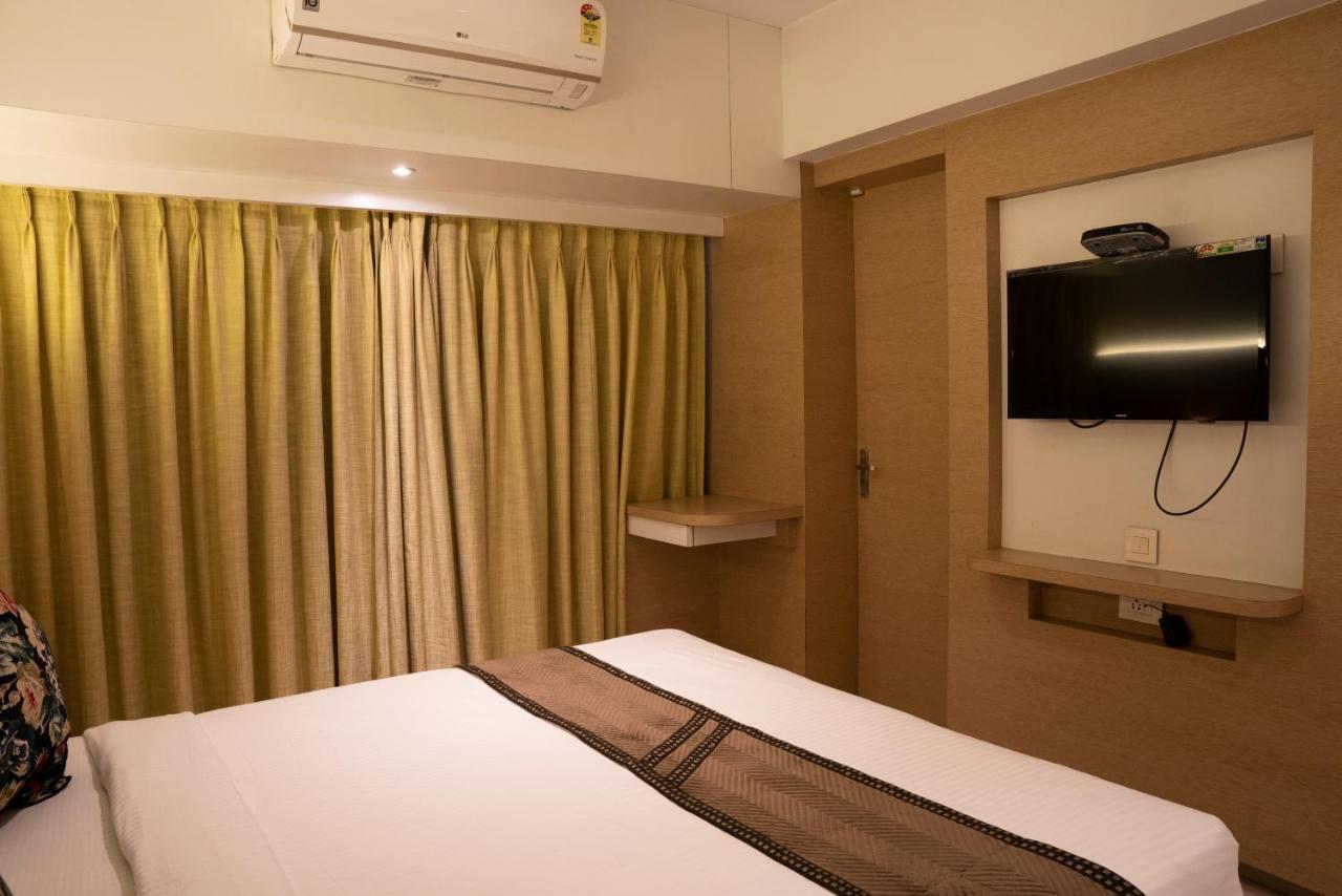 Gold Crest Business Hotel Νάβι Μουμπάι Εξωτερικό φωτογραφία