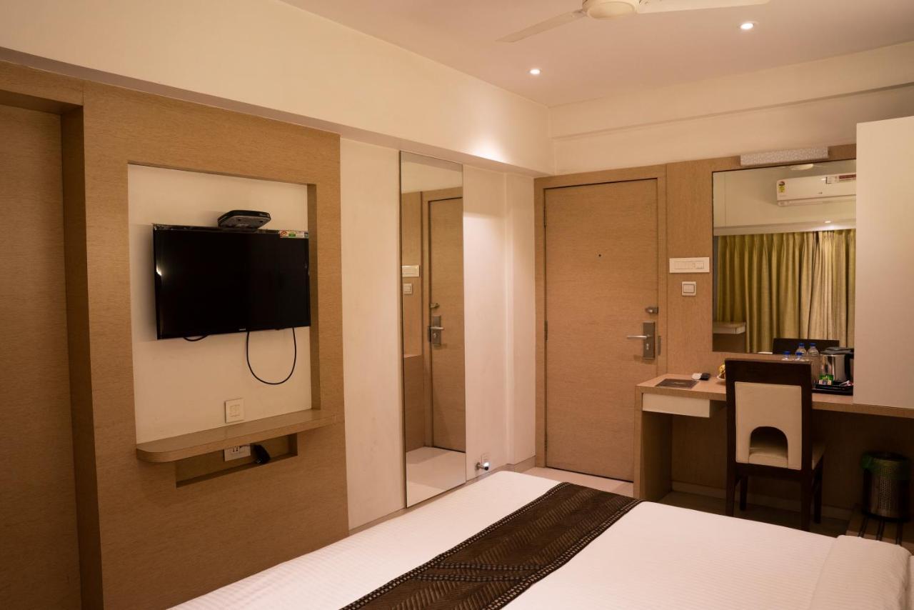 Gold Crest Business Hotel Νάβι Μουμπάι Εξωτερικό φωτογραφία
