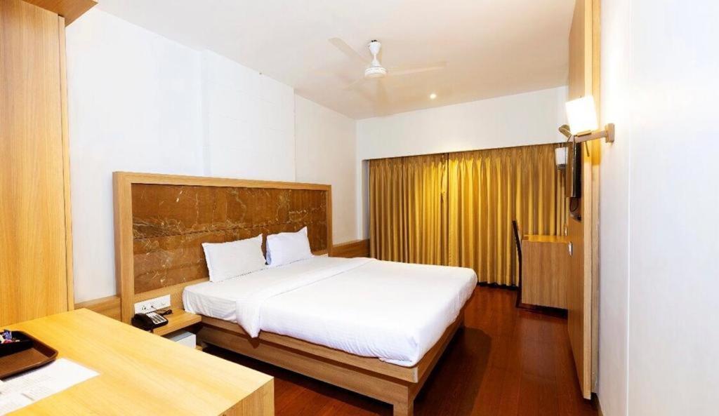 Gold Crest Business Hotel Νάβι Μουμπάι Εξωτερικό φωτογραφία